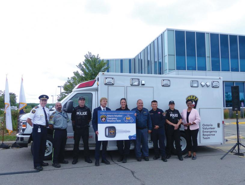 约克区紧急医疗服务副总长Iain Park（左）及约克区域议员Tom Vegh（中），向Ontario Volunteer Emergency Response Team捐赠退役救护车。星岛记者摄