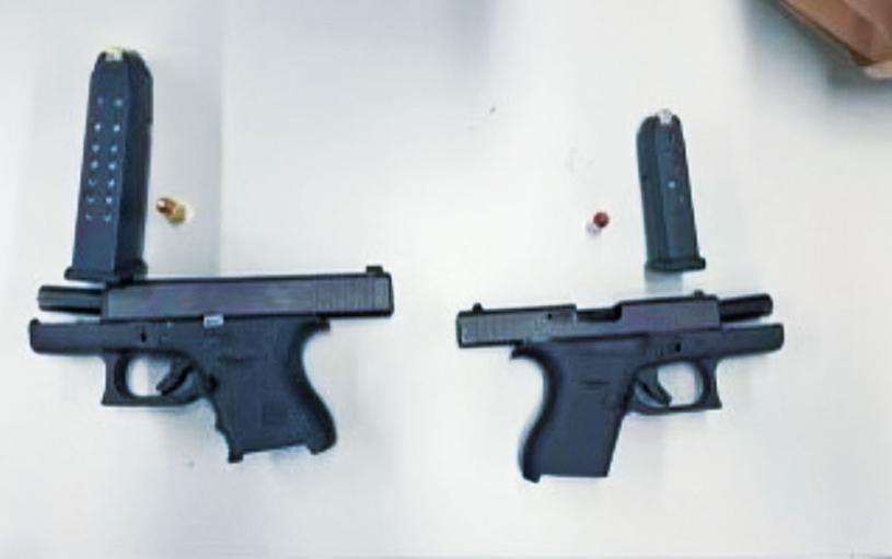 ■警方在查車行動中檢獲兩支手槍。   
皮爾區警隊圖片