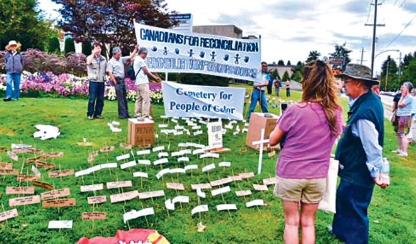 ■2016年8月尾，逾百個模擬不同族裔死者的紙牌墓碑與紙片，出現在二埠中學旁，以抗議工程忽視華人墓園。 資料圖片