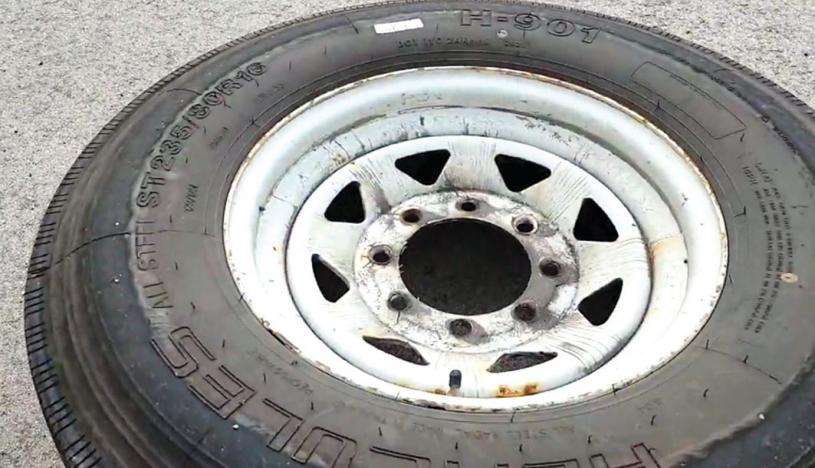 ■省警周二在407高速公路上發現一個完好的汽車輪胎，懷疑是從路上疾馳車輛上飛脫。 省警提供
