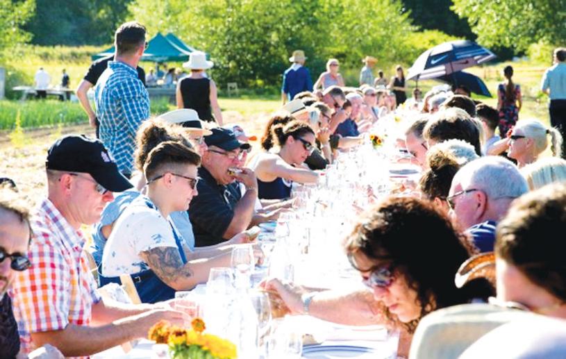 ■卑詩省彭伯頓的超長餐桌活動已於7月舉行。網上圖片