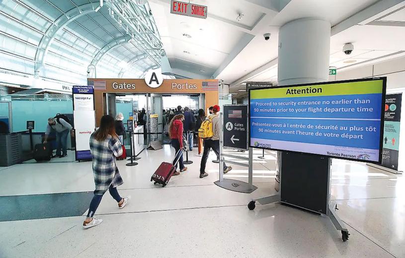 ■飛往溫尼辟的乘客在多倫多皮爾遜國際機場地板上過夜後，對加航將他們送回家的計劃感到震驚。星報資料圖片