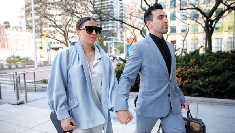 ■圖為霍格爾德(右)於2022年5月10日與妻子到達多倫多法院時攝。加通社資料圖片