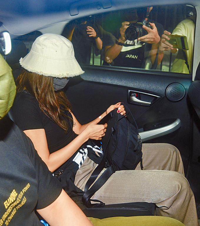 一名女舞蹈員乘車到西九龍總區警察總部助查。