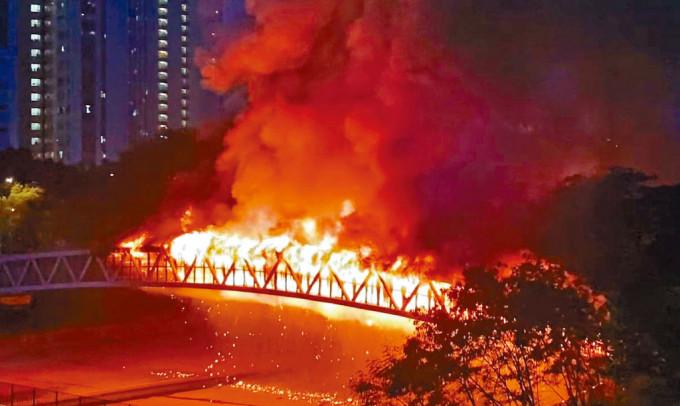 元朗朗屏电缆桥六月起火，被烧至俨如“火龙”。