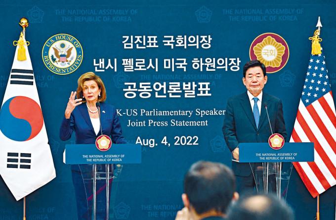 佩洛西周四在首爾與南韓國會議長金振杓會談後，一同舉行記者會。