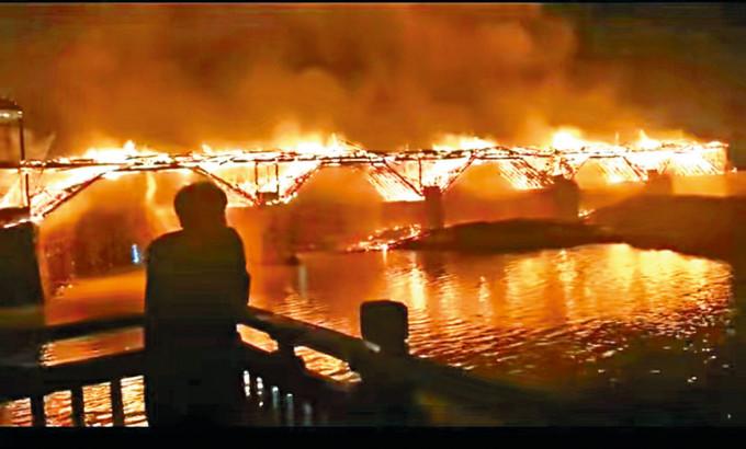 中國最長木拱古廊橋萬安橋前天失火，火光熊熊。