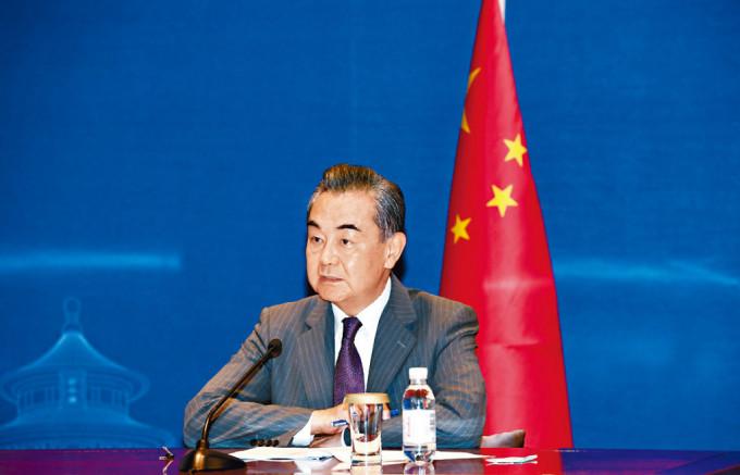 王毅批评美国和“台独”改变台海现状。