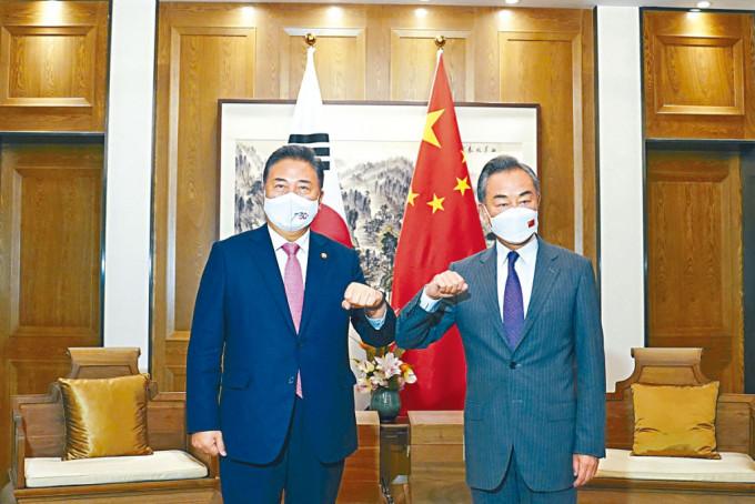 王毅在青岛会见韩国外长朴振。