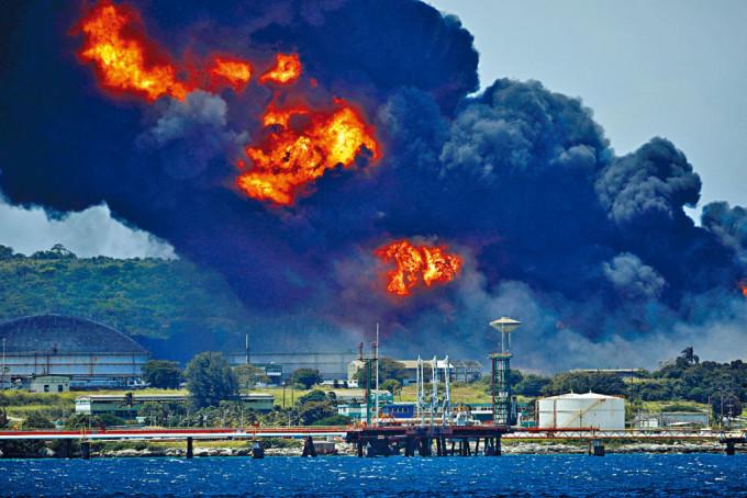 古巴马坦萨斯省储油基地的储油罐，上周六爆炸冒烟。