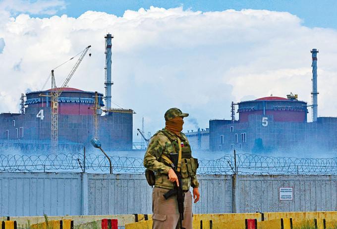 俄兵在扎波罗热核电厂外站岗。