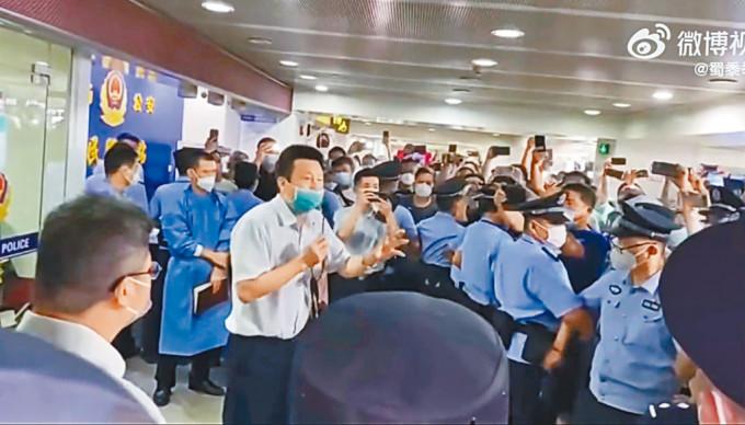 三亚机场工作人员表示将送旅客返回市区，引起鼓噪。