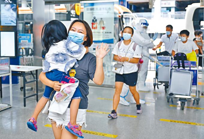 滞留游客进入三亚凤凰国际机场，准备登机返程。
