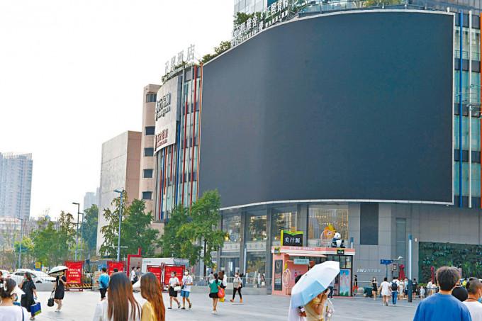為了省電，四川成都一商場關閉了戶外熒幕。