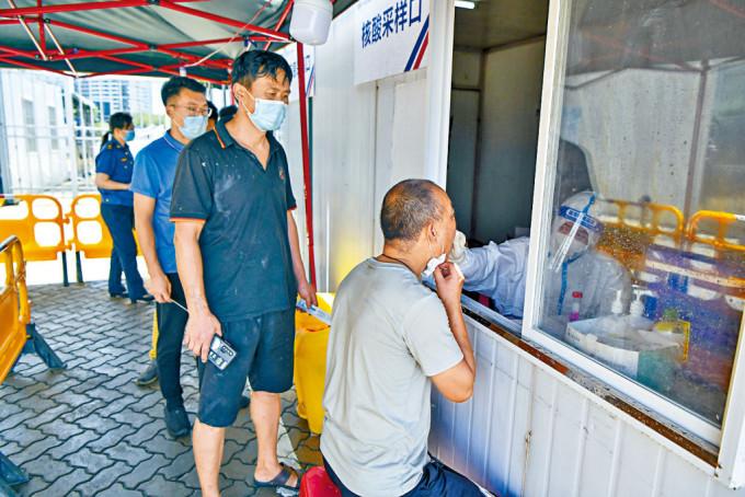 海南海口市的離島貨車司機接受檢測。