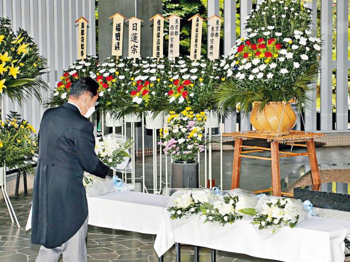 岸田文雄周一在東京千鳥淵戰歿者墓苑獻花。