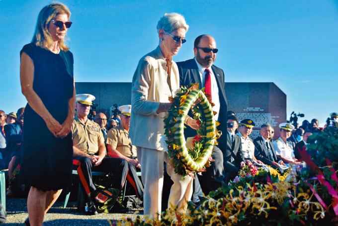 美国副国务卿舍曼（中）在所罗门群岛出席二战纪念仪式。