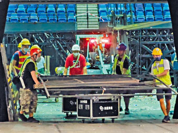 一批工人昨晚在紅館拆除舞台，以便警方今日凌晨進入檢取天花板裝置作為證物。 