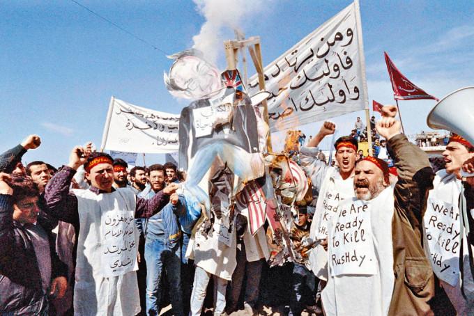 一九八九年二月，親伊朗的黎巴嫩真主黨成員燒毀拉什迪肖像泄憤。