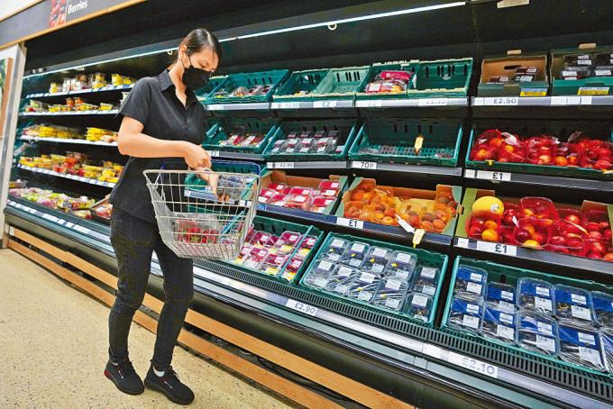英國通脹暴升，倫敦超級市場的許多貨品漲價。