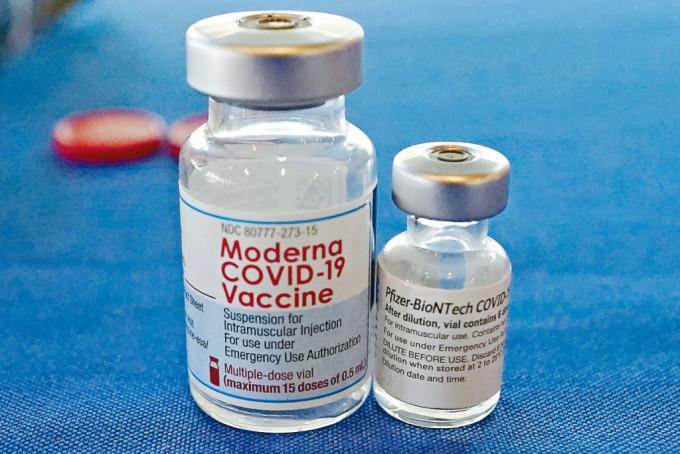 莫德納新冠疫苗（左）與輝瑞疫苗。