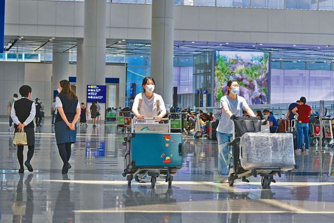 国泰及港航增加往内地航班，便利学生。