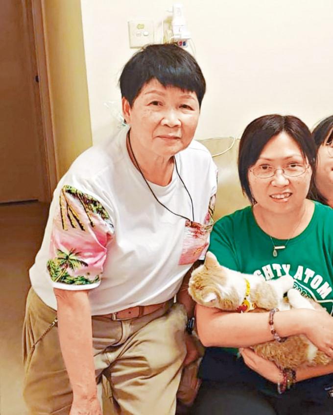 遭电闸压死的女保安员魏玉筠（右）生前与母合照。