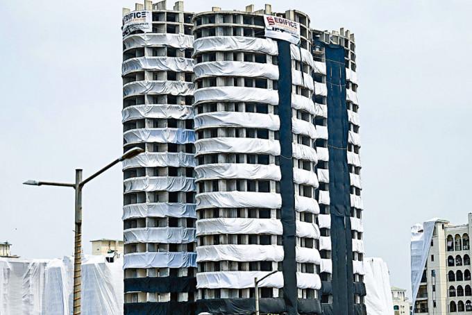 新德里市郊非法興建的雙子塔大樓。