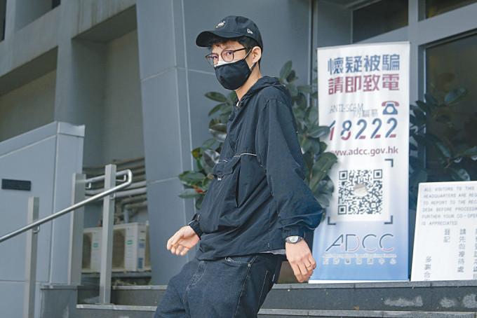 MIRROR演唱会事故涉事导演Mark Cheng到西九龙总区警察总部协助调查后离去。
