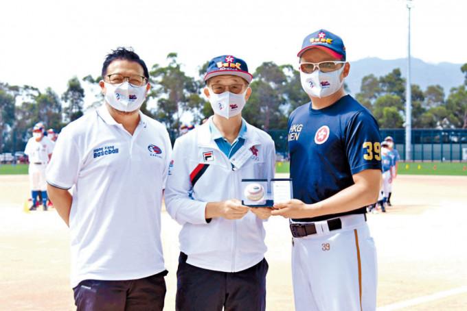 特首李家超（中）与文旅局局长杨润雄（左）及康文署署长刘明光，体验电子虚拟拳击。