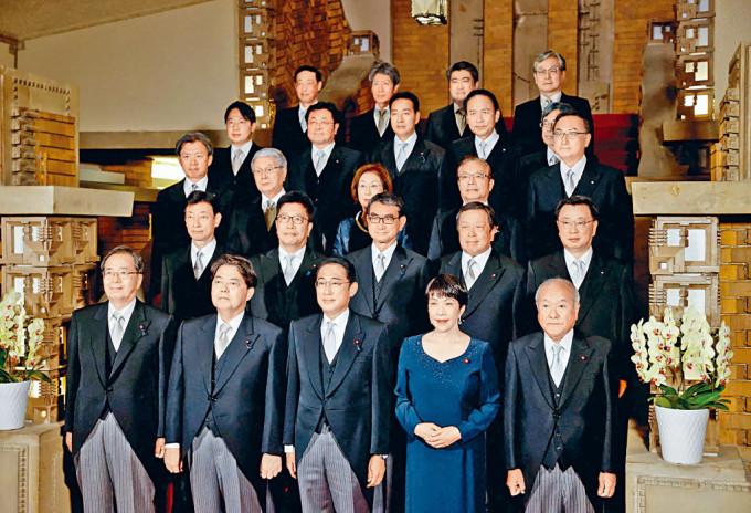 岸田文雄（前排中）新内阁周三在首相官邸拍大合照，前排右二为经济安保大臣高市早苗。