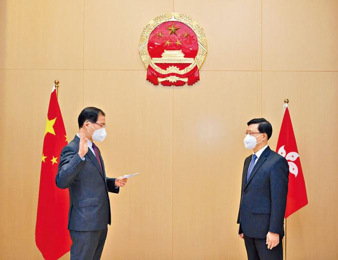 区志光在特首李家超监誓下，宣誓就任国安委秘书长。