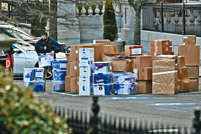 去年一月特朗普离任前数天，工人从白宫艾森豪威尔行政大楼搬出物资箱。