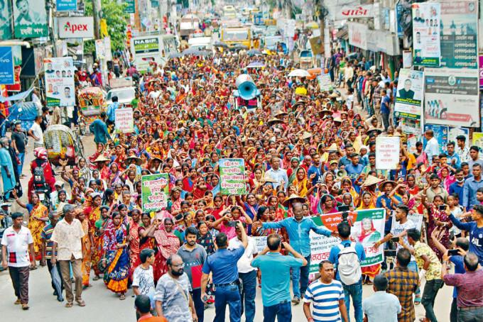 孟加拉茶园工人示威要求加薪。