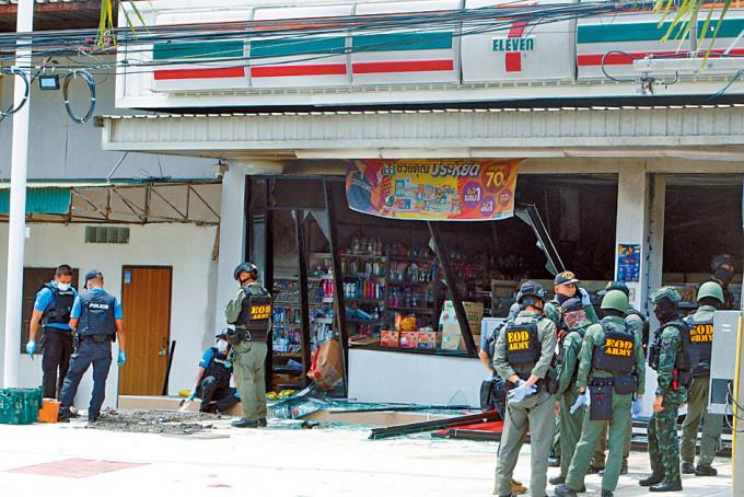 泰国南部也拉府一家便利店周三爆炸，紧急应变人员到场善后。