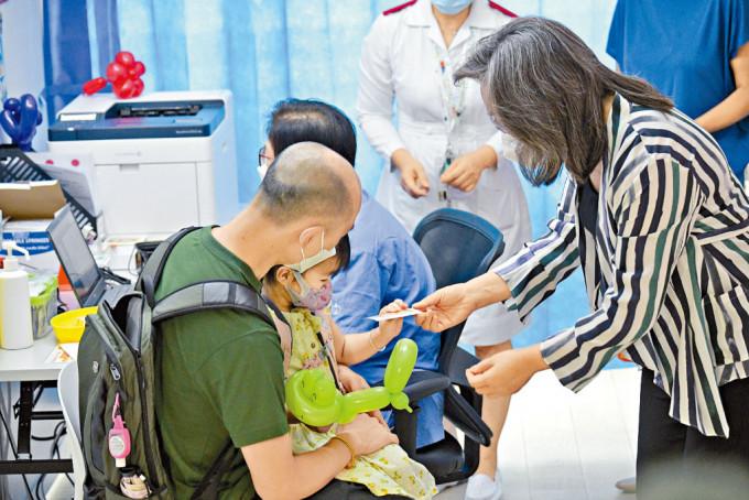 杨何蓓茵视察儿童医院接种中心，对再有儿童确诊后出现重症感到伤心。