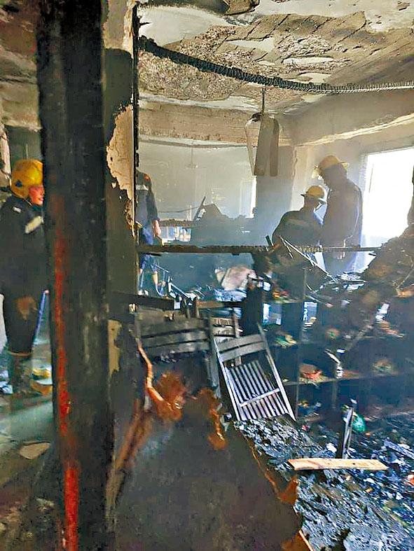 消防員在發生火災的阿布席芬教堂內。