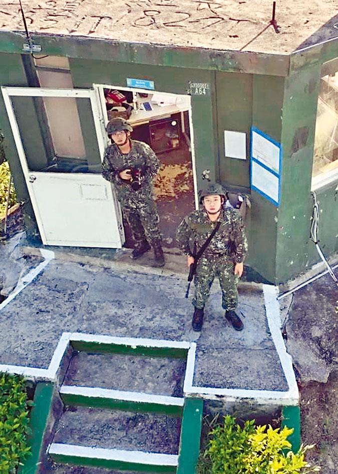 大陸無人機飛越金門台軍哨站，士兵臉孔清晰可見。