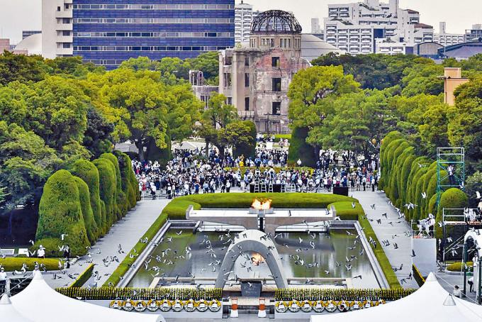 廣島放飛和平鴿紀念原爆七十七周年。