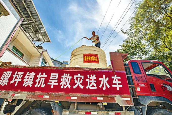 重庆巫山县持续高温，水车出动供水。