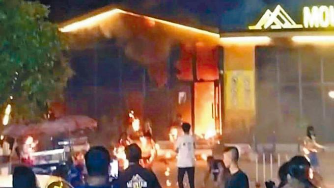 泰國東部春武里府夜店陷入火海。