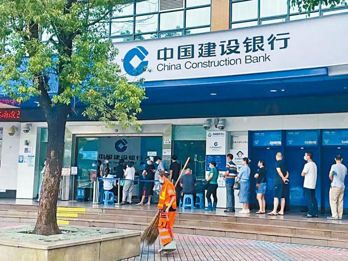 深圳民眾在銀行外排隊，辦理帳戶「解凍」手續。