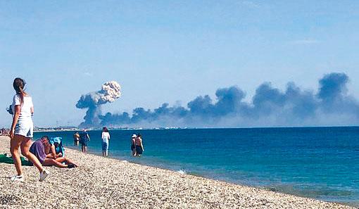 克里米亚的俄罗斯空军基地方向，有黑烟冒出。