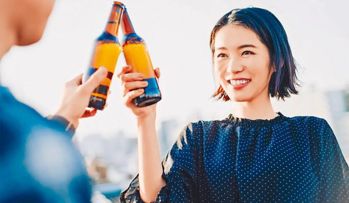 “清酒万岁”比赛官网表示，日本酒类市场正在萎缩，人口老化及出生率下降是主因。