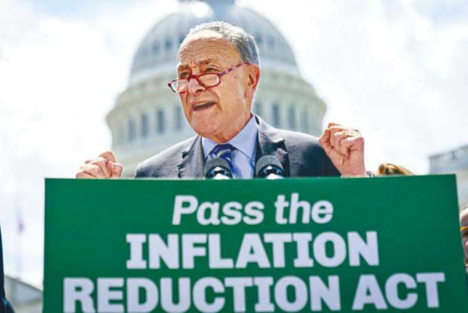 参议院多数党民主党领袖舒默上周四就《降通胀法案》举行记者会。
