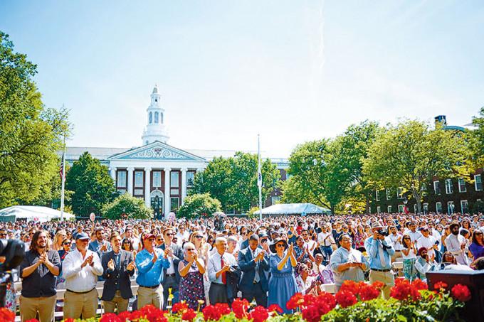哈佛商学院MBA课程的学生和亲友，五月参加毕业礼。