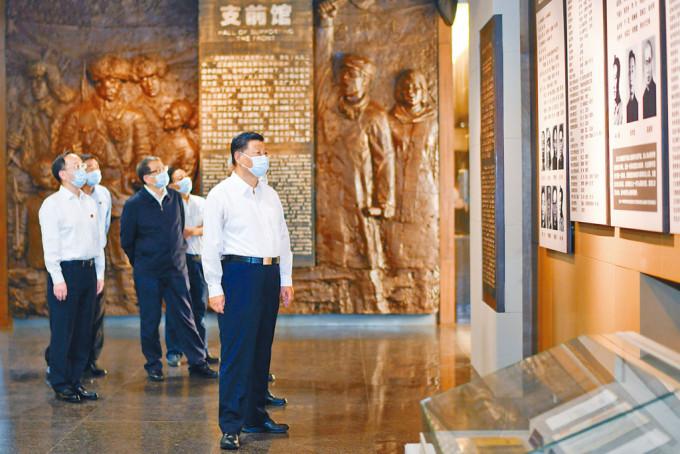 习近平在辽沈战役纪念馆参观。