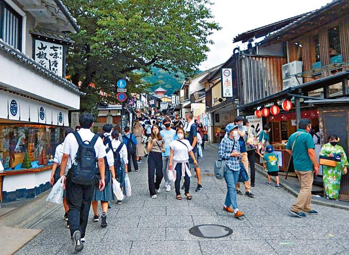 遊客六月在京都著名景點清水寺附近遊覽。
