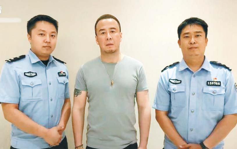楊坤站在警察中間像是被捕。 網上圖片