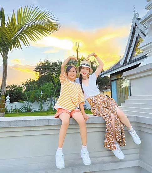 李小璐与女儿甜馨在云南玩。 网上图片